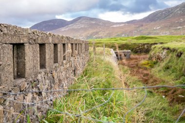 İrlanda 'nın Donegal ilçesinin kuzey kıyısındaki Lenan Head kalesinin kalıntıları..