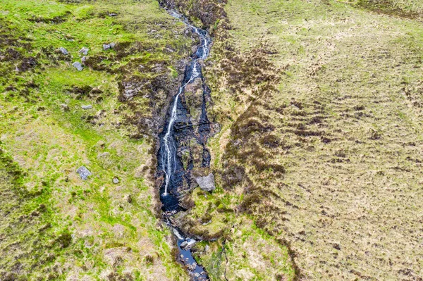 Flygfoto över ett vattenfall i bergen nära Crolly i grevskapet Donegal - Irland — Stockfoto