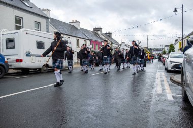 GLENTIES, COUNTY DONEGAL, IRELAND - 14 Eylül 2025: St. Nauls Pipes and Drums ana caddedeki ücretsiz Glenties Hasat Fuarı 'nda sahne alıyor.