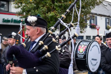 GLENTIES, COUNTY DONEGAL, IRELAND - 14 Eylül 2025: St. Nauls Pipes and Drums ana caddedeki ücretsiz Glenties Hasat Fuarı 'nda sahne alıyor.
