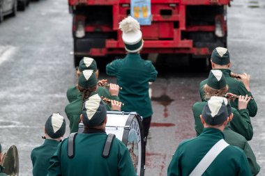 GLENTIES, COUNTY DONEGAL, IRELAND - 14 Eylül 2025: Maghery Band Academy ana caddedeki ücretsiz Glenties Hasat Fuarı 'nda sahne alıyor.