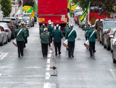 GLENTIES, COUNTY DONEGAL, IRELAND - 14 Eylül 2025: Maghery Band Academy ana caddedeki ücretsiz Glenties Hasat Fuarı 'nda sahne alıyor.
