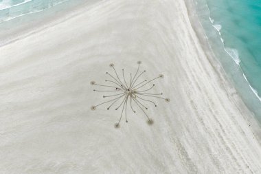 PORTNOO, COUNTY DONEGAL, IRELAND - 29 Eylül 2025: Narin sahilinde büyük ölçekli bir plaj sanatı oluşturulması devam ediyor.