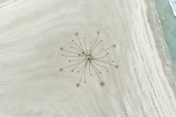 PORTNOO, COUNTY DONEGAL, IRELAND - 29 Eylül 2025: Narin sahilinde büyük ölçekli bir plaj sanatı oluşturulması devam ediyor.