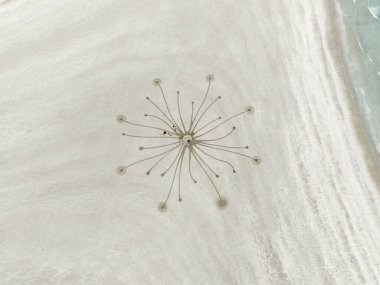 PORTNOO, COUNTY DONEGAL, IRELAND - 29 Eylül 2025: Narin sahilinde büyük ölçekli bir plaj sanatı oluşturulması devam ediyor.