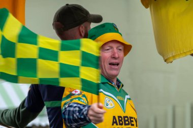 GLENTIES, COUNTY DONEGAL, IRELAND - 13 Eylül 2025: Anacaddedeki Hasat Fuarı 'nda eğlenen katılımcılar.