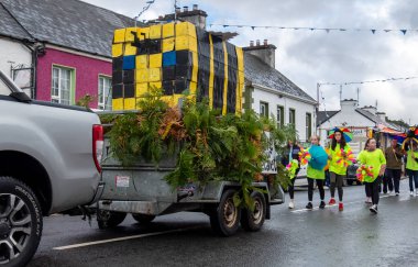 GLENTIES, COUNTY DONEGAL, IRELAND - 13 Eylül 2025: Anacaddedeki Hasat Fuarı 'nda eğlenen katılımcılar.