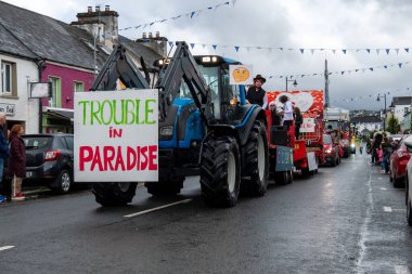 GLENTIES, COUNTY DONEGAL, IRELAND - 13 Eylül 2025: Anacaddedeki Hasat Fuarı 'nda eğlenen katılımcılar.