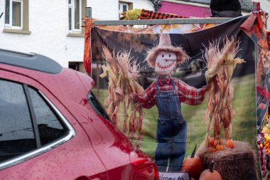 GLENTIES, COUNTY DONEGAL, IRELAND - 13 Eylül 2025: Anacaddedeki Hasat Fuarı 'nda eğlenen katılımcılar.