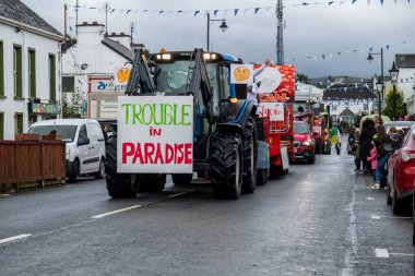 GLENTIES, COUNTY DONEGAL, IRELAND - 13 Eylül 2025: Anacaddedeki Hasat Fuarı 'nda eğlenen katılımcılar.