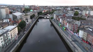 DUBLIN, IRELAND - 15 HAZİRAN 2025 Liffey nehri başkentten akıyor.