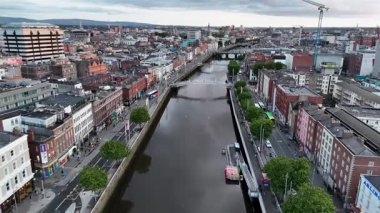 DUBLIN, IRELAND - 15 HAZİRAN 2025 - Bu köprüye geçiş ücreti yüzünden Yarım Peni Köprüsü deniyor.
