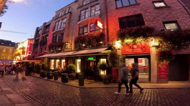 DUBLIN, IRELAND - 15 HAZİRAN 2025 - Ünlü Tapınak Bar başkentte yer almaktadır.