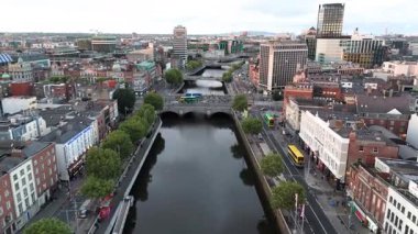 DUBLIN, IRELAND - 15 HAZİRAN 2025 Liffey nehri başkentten akıyor.
