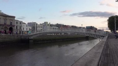 DUBLIN, IRELAND - 16 HAZİRAN 2025 - Bu köprüye geçiş ücreti yüzünden Yarım Peni Köprüsü deniyor.