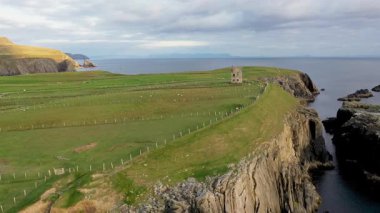 Napolyon Sinyal Kulesi 'ndeki Malin Beg kıyılarının havadan görüntüsü - Donegal İlçesi, İrlanda.