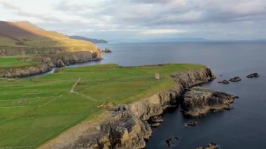 Napolyon Sinyal Kulesi 'ndeki Malin Beg kıyılarının havadan görüntüsü - Donegal İlçesi, İrlanda.