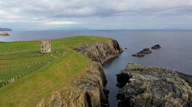 Napolyon Sinyal Kulesi 'ndeki Malin Beg kıyılarının havadan görüntüsü - Donegal İlçesi, İrlanda.