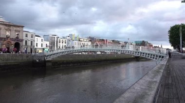 DUBLIN, IRELAND - 16 HAZİRAN 2025 - Bu köprüye geçiş ücreti yüzünden Yarım Peni Köprüsü deniyor.