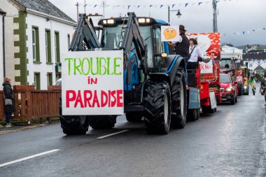 GLENTIES, COUNTY DONEGAL, IRELAND - 13 Eylül 2025: Anacaddedeki Hasat Fuarı 'nda eğlenen katılımcılar.