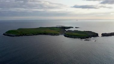 Donegal, Irleand 'daki Rathlin OBirne adasının hava manzarası.