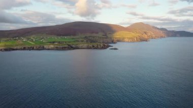 Napolyon Sinyal Kulesi 'ndeki Malin Beg kıyılarının havadan görüntüsü - Donegal İlçesi, İrlanda.