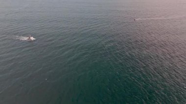 Donegal Körfezi, İrlanda 'da balinaya doğru koşan iki gemi..