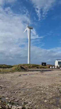 Elektriği dengeleyen tek bir rüzgar türbininin dikey görüntüsü.