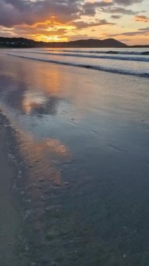 Donegal, İrlanda 'daki Portnoo Narin plajında güzel bir gün batımı..