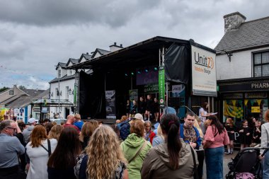 DUNGLOE, COUNTY DONEGAL, IRELAND - 31 Temmuz 2025: İrlanda dansı Dungloe Uluslararası Sanat Festivali 'ndeki Mary' nin en önemli anlarından biri.