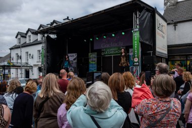 DUNGLOE, COUNTY DONEGAL, IRELAND - 26 Temmuz 2025: 3X Dünya şampiyonu Emily Rose Colangelo, Dungloe Uluslararası Sanat Festivali 'nden Mary' de sahne aldı