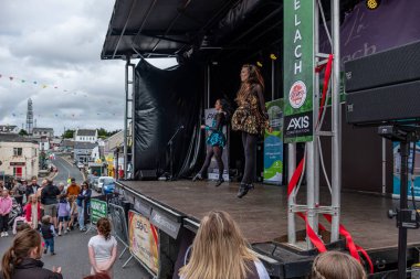 DUNGLOE, COUNTY DONEGAL, IRELAND - 26 Temmuz 2025: 3X Dünya şampiyonu Emily Rose Colangelo, Dungloe Uluslararası Sanat Festivali 'nden Mary' de sahne aldı