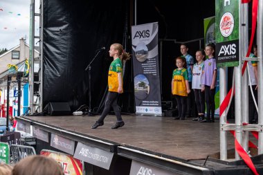 DUNGLOE, COUNTY DONEGAL, IRELAND - 31 Temmuz 2025: İrlanda dansı Dungloe Uluslararası Sanat Festivali 'ndeki Mary' nin en önemli anlarından biri.