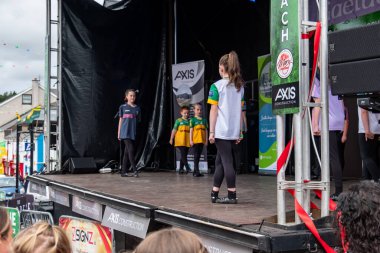 DUNGLOE, COUNTY DONEGAL, IRELAND - 31 Temmuz 2025: İrlanda dansı Dungloe Uluslararası Sanat Festivali 'ndeki Mary' nin en önemli anlarından biri.