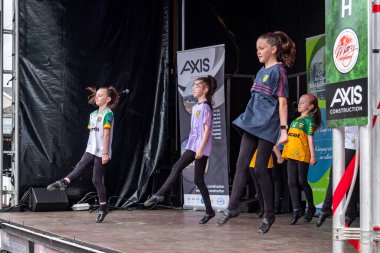 DUNGLOE, COUNTY DONEGAL, IRELAND - 31 Temmuz 2025: İrlanda dansı Dungloe Uluslararası Sanat Festivali 'ndeki Mary' nin en önemli anlarından biri.