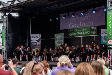 DUNGLOE, COUNTY DONEGAL, IRELAND - 31 Temmuz 2025: İrlanda dansı Dungloe Uluslararası Sanat Festivali 'ndeki Mary' nin en önemli anlarından biri.