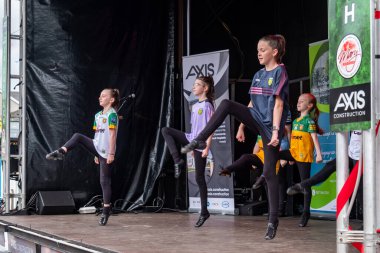 DUNGLOE, COUNTY DONEGAL, IRELAND - 31 Temmuz 2025: İrlanda dansı Dungloe Uluslararası Sanat Festivali 'ndeki Mary' nin en önemli anlarından biri.