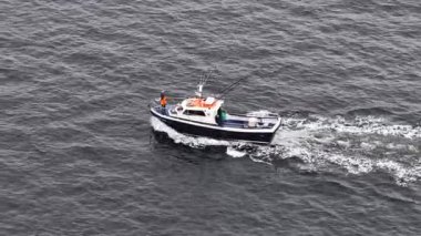 İrlanda Donegal Körfezi 'nde memelileri arayan balina izleme gemisi.