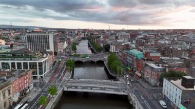 DUBLIN, IRELAND - 15 HAZİRAN 2025 Liffey nehri başkentten akıyor.