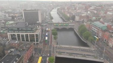 DUBLIN, IRELAND - 16 HAZİRAN 2025 Liffey nehri başkentten akıyor.