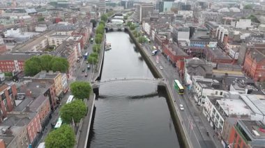 DUBLIN, IRELAND - 16 HAZİRAN 2025 - Bu köprüye geçiş ücreti yüzünden Yarım Peni Köprüsü deniyor.