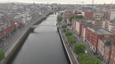 DUBLIN, IRELAND - 16 HAZİRAN 2025 - Bu köprüye geçiş ücreti yüzünden Yarım Peni Köprüsü deniyor.