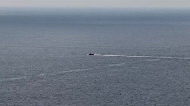 İrlanda Donegal Körfezi 'nde memelileri arayan balina izleme gemisi.