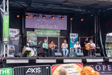 DUNGLOE, COUNTY DONEGAL, IRELAND - 31 Temmuz 2025: Seanur, Dungloe Uluslararası Sanat Festivali 'nden Mary' de sahne alıyor.