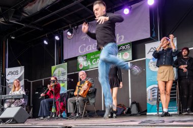 DUNGLOE, COUNTY DONEGAL, IRELAND - 31 Temmuz 2025: Theresa Kavanagh, Kathleen Boyle ve Noel Boyle Dungloe Uluslararası Sanat Festivali 'nden Mary' de sahne alıyorlar..