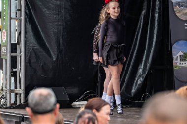 DUNGLOE, COUNTY DONEGAL, IRELAND - 31 Temmuz 2025: İrlanda dansı Dungloe Uluslararası Sanat Festivali 'ndeki Mary' nin en önemli anlarından biri.