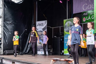 DUNGLOE, COUNTY DONEGAL, IRELAND - 31 Temmuz 2025: İrlanda dansı Dungloe Uluslararası Sanat Festivali 'ndeki Mary' nin en önemli anlarından biri.