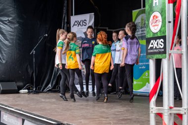 DUNGLOE, COUNTY DONEGAL, IRELAND - 31 Temmuz 2025: İrlanda dansı Dungloe Uluslararası Sanat Festivali 'ndeki Mary' nin en önemli anlarından biri.