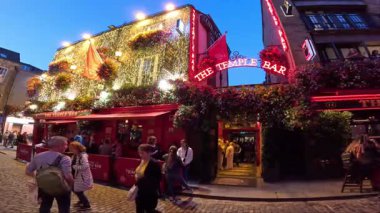DUBLIN, IRELAND - 15 HAZİRAN 2025 - Ünlü Tapınak Bar başkentte yer almaktadır.