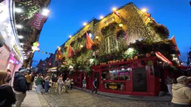 DUBLIN, IRELAND - 15 HAZİRAN 2025 - Ünlü Tapınak Bar başkentte yer almaktadır.